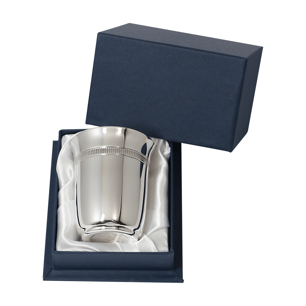 Timbale en argent modèle Chambord Godron dans son écrin pour baptême en métal argenté, modèle classique avec gravure personnalisée en écrin